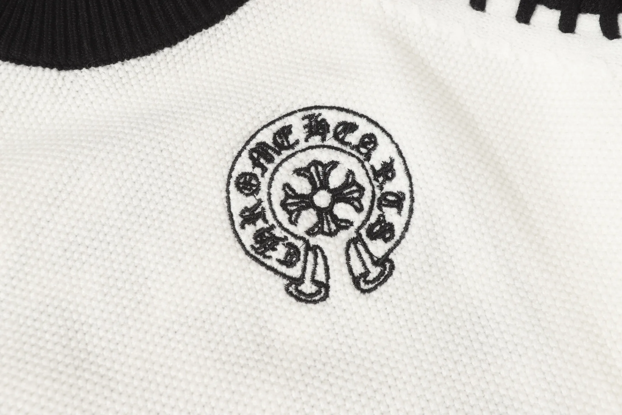 P290 #M903 cross-border model, please do not place an order if you pursue quality - Chrome Hearts/Chrome Hearts spliced Sanskrit horseshoe knitted sweater - High weight, high density and high quality The wool is soft, delicate and skin-friendly, soft and silky to the touch, has excellent warmth and skin-friendly properties - Custom-woven and dyed, no color difference, no matter the fabric or workmanship details, it beats the ordinary version on the market - Hardware zipper accessories are all customized, full of details -Colour: gray with black White and black -Size: S M L XL